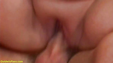 Obézní Pesti dívka svedla svého nevlastního bratra svými obrovskými prsy Thumb