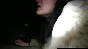 Za trochu peněz se budapešťská dospívající dívka šťastně kouřila a souložila Thumb