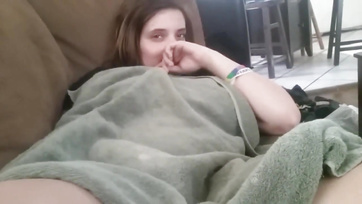 Nevlastní matka, můj bratr a já jsme masturbovali obrovského ptáka nedaleko mého nevlastního otce Thumb