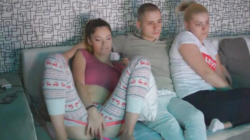 Trojka se dvěma plnoštíhlými dospívajícími holkami, jedna z nich s přítelem Thumb