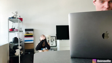 Sexy blondýnka teenagerka šuká kamarádku za svým přítelem Thumb