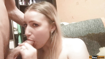 Mladá dívka se natočila, jak kouří penis svého přítele Thumb