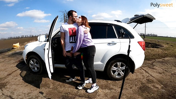 Poté, co ošukal svou kuřbu, ji kuřba ošukala do zadku připínacím dildem Thumb