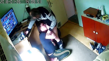 Amatérka z Budapešti kouří péro svého bývalého přítele, zatímco stojí na kolenou Thumb