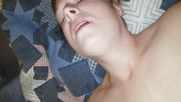 Skutečná prsatá žena cucá a polyká péro ve své malé kundičce Thumb