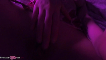 Tato okouzlující holčička by si ráda kdykoli sedla na tvůj stojící párek Thumb
