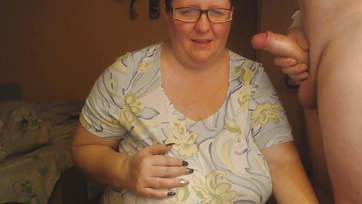 Maminka s velkým prsou dlouho cucala falus svého nevlastního syna Thumb