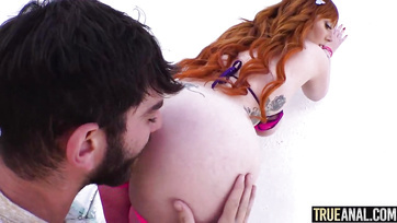 Prsatá zrzka kráska zapíchnutá do tlustého penisu se svým prdem Thumb