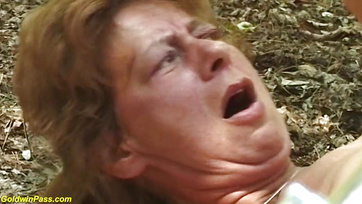 71letá babička a svalnatý mladý kluk se šukají na veřejnosti Thumb