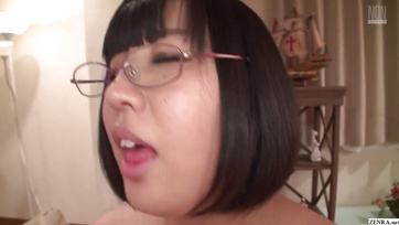 Velká asijská holka si sedla na penis a jemně na něm osedlala Thumb