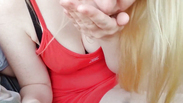 Blondýnská děvka se mu na veřejnosti ošukala a cucala penis doprava Thumb