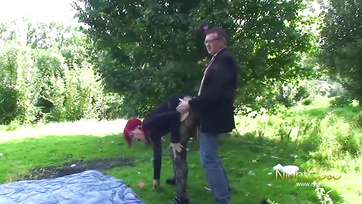 Německá děvka si na veřejnosti ošukala kundu a spolkla starcovo sperma Thumb