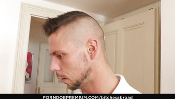 Podařilo se mu trochu ukecat, ten svalnatý chlap je zlobivý pro velkoprsou slovenskou holku Thumb