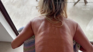 A špinavá stará žena se naklonila dopředu na židli a čekala, až ji hrubě ošuká do prdele Thumb