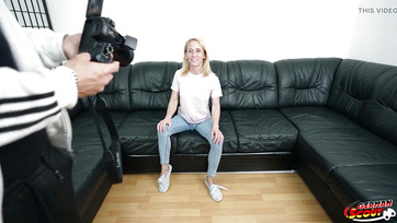 Blondýna německá dívka šťastně šla na casting s agentem za trochu peněz Thumb