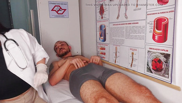 Okouzlující zdravotní sestra se nebála, ale s radostí sála vztyčený penis své pacientky Thumb