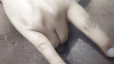 Ukázala prsa a pak vytáhla partnerův penis z kalhot ta nadržená baculatá holka Thumb