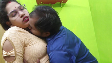 Žhavá indická učitelka nemohla odmítnout svého dotěrného studenta Thumb