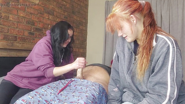 Dvě stydlivé dospívající dívky se střídaly v masturbaci na penisu svého nevlastního bratra Thumb