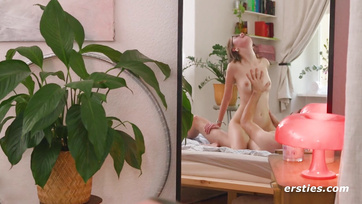 Šťastný amatérský pár našel perfektního sexuálního partnera pro nezapomenutelnou trojku Thumb