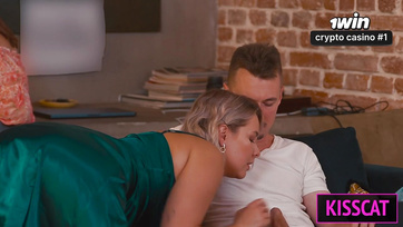 Špinavá nevlastní matka se také vyspala na mladého přítele své nevlastní dcery a nakonec měli trojku Thumb