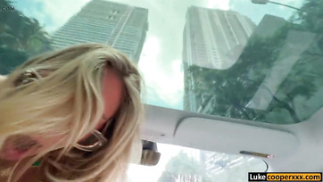 Blondýna z britské pornoherečky svezla chlapa na velkém penisu v autě bez řidiče Thumb