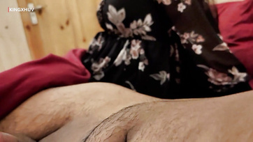 Moje nevlastní sestra, která si vedle mě zdřímla, mi chytila ​​penis, když mě viděla masturbovat Thumb