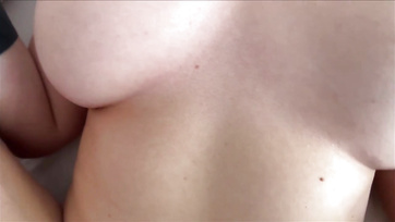 Moje zvrácená nevlastní matka se svlékla a vlezla si se mnou do postele, aby se mnou měla anální sex Thumb