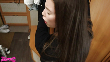 Moje roztomilá osmnáctiletá dívka ochutnala můj tlustý penis, hned jak přišla ze střední školy Thumb