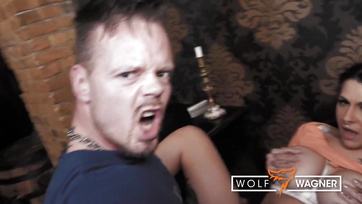 Po propíchnuté kundičce jí velkoprsá německá milf nabídla rande s jejím análem Thumb