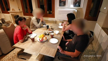 Tato zvrácená bisexuální německá dáma je ochotna ošukat kohokoli, kdekoli, i před sebou manžel Thumb
