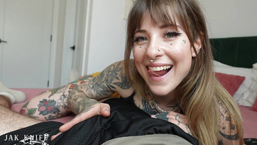 Potetovaná nevlastní sestra mé holky mě pořád otravovala, dokud jsem ji pořádně neošukal do její dírky Thumb