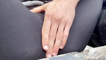 Mladá blondýnka mě nechala hladit a šukat její mokrou kundičku v parku Thumb